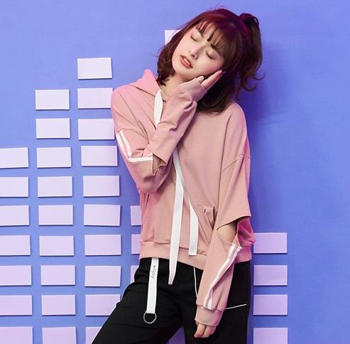 长裤搭配个性开口长袖卫衣：青春减龄卫衣推荐