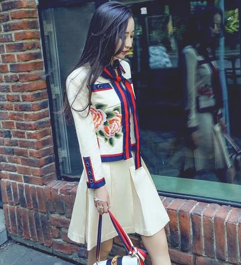 背心裙搭配蝴蝶刺绣牛仔外套:5款外套时髦且自然 背心裙搭配蝴蝶刺绣牛仔外套:5款外套时髦且自然