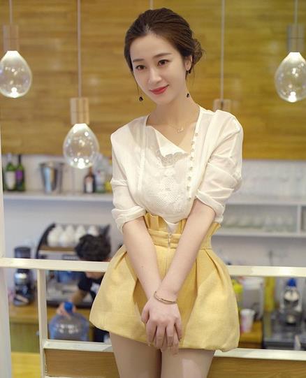 背心裙搭配蝴蝶刺绣牛仔外套：5款外套时髦且自然