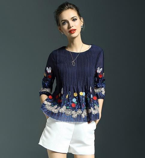 破洞牛仔裤搭配一字领吊带宽松衬衫:简单清新且耐看 破洞牛仔裤搭配一字领吊带宽松衬衫:简单清新且耐看