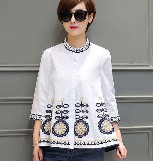 破洞牛仔裤搭配一字领吊带宽松衬衫:简单清新且耐看 破洞牛仔裤搭配一字领吊带宽松衬衫:简单清新且耐看