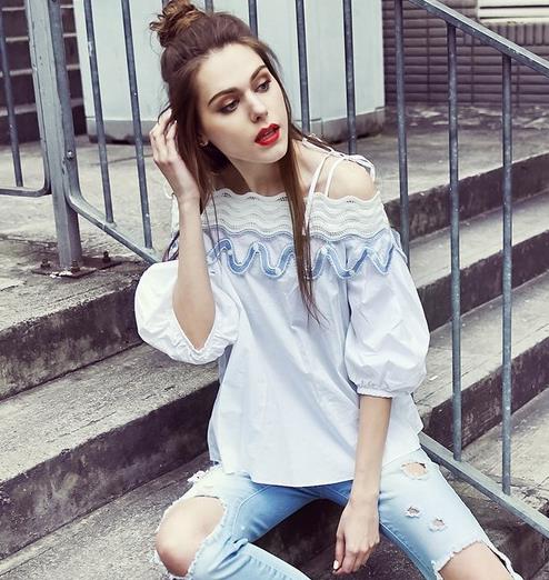 破洞牛仔裤搭配一字领吊带宽松衬衫：简单清新且耐看