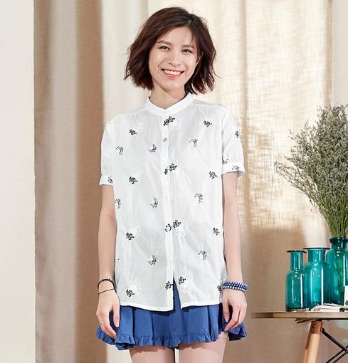 破洞牛仔裤搭配一字领吊带宽松衬衫：简单清新且耐看