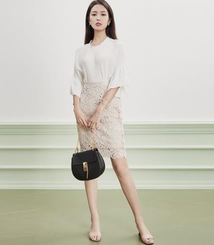 雪纺衫搭配碎花开叉包臀裙:凸显大长腿(图) 雪纺衫搭配碎花开叉包臀裙:凸显大长腿(图)