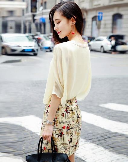 包臀荷叶边修身连衣裙搭配：彰显夏日优雅的韵味儿