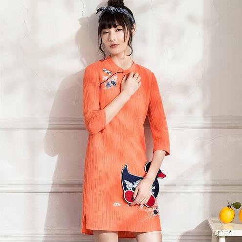 小胸MM怎么穿刺绣棉麻连衣裙：轻松搭出完美身材