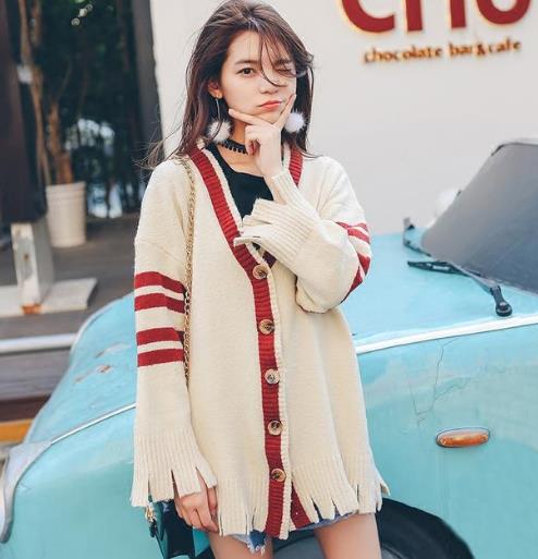 百褶短裙搭配刺绣牛仔衣夹克:打造秋日时尚潮流 百褶短裙搭配刺绣牛仔衣夹克:打造秋日时尚潮流