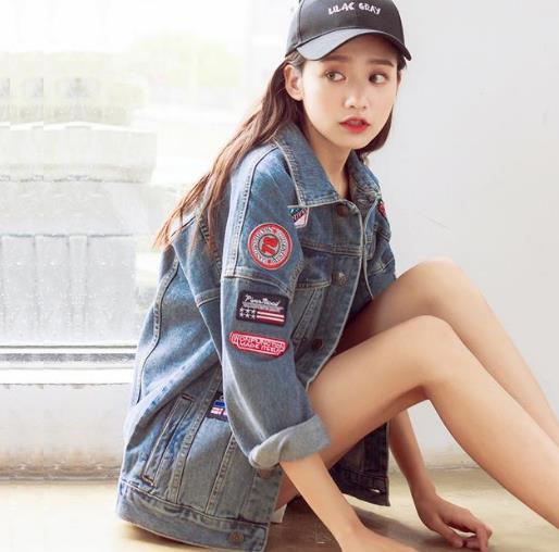 百褶短裙搭配刺绣牛仔衣夹克:打造秋日时尚潮流 百褶短裙搭配刺绣牛仔衣夹克:打造秋日时尚潮流