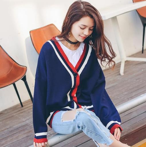 百褶短裙搭配刺绣牛仔衣夹克:打造秋日时尚潮流 百褶短裙搭配刺绣牛仔衣夹克:打造秋日时尚潮流