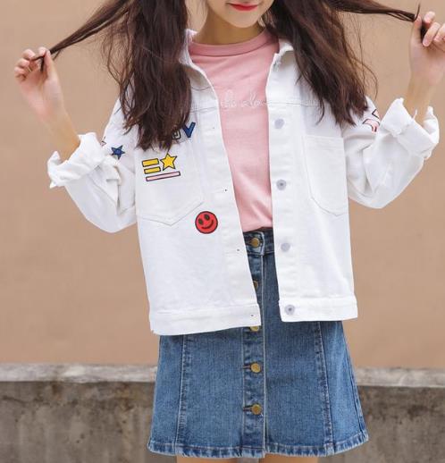 百褶短裙搭配刺绣牛仔衣夹克：打造秋日时尚潮流