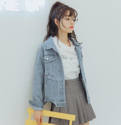 百褶短裙搭配刺绣牛仔衣夹克：打造秋日时尚潮流