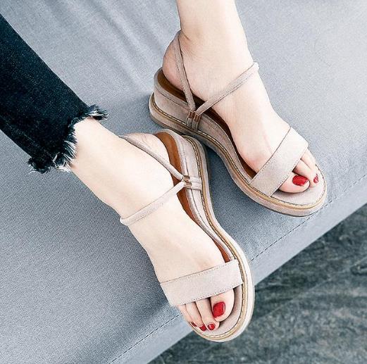 尖头粗跟凉鞋怎么搭配才好看：优雅性感凉鞋推荐