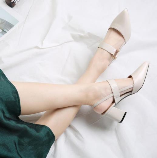 尖头粗跟凉鞋怎么搭配才好看：优雅性感凉鞋推荐