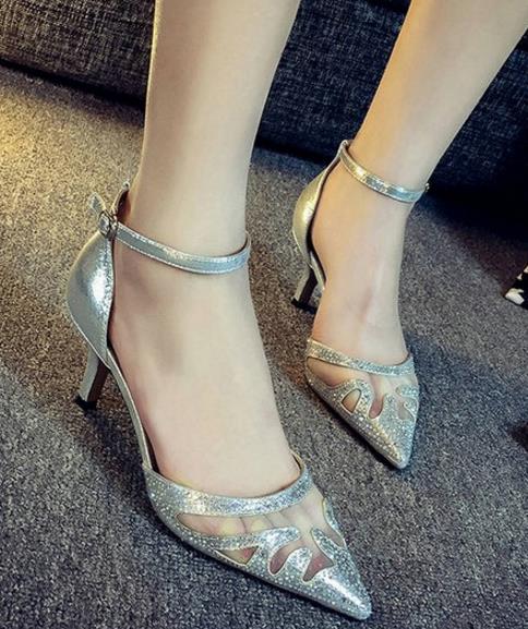 网纱包头细高跟凉鞋搭配：5款凉鞋搭出性感魅力