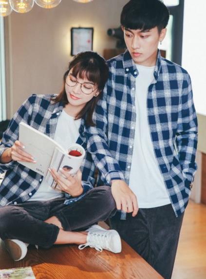 牛仔裤搭配娃娃领印花格子衬衫:时尚减龄学院风 牛仔裤搭配娃娃领印花格子衬衫:时尚减龄学院风