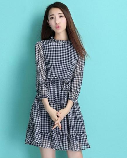 牛仔裤搭配娃娃领印花格子衬衫:时尚减龄学院风 牛仔裤搭配娃娃领印花格子衬衫:时尚减龄学院风