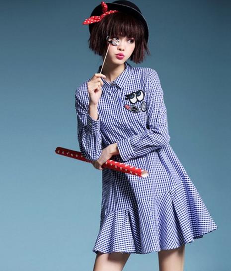 牛仔裤搭配娃娃领印花格子衬衫:时尚减龄学院风 牛仔裤搭配娃娃领印花格子衬衫:时尚减龄学院风