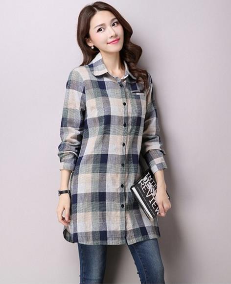 牛仔裤搭配娃娃领印花格子衬衫：时尚减龄学院风