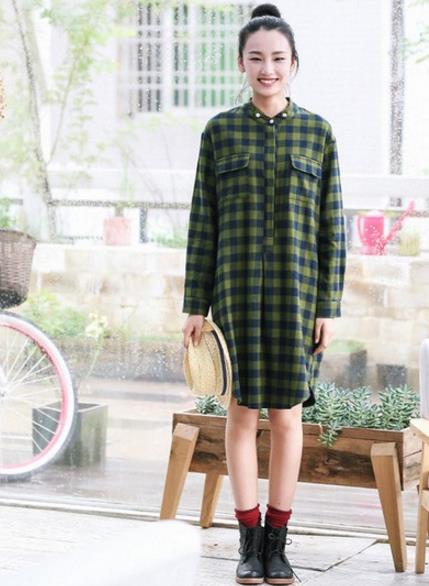 牛仔裤搭配娃娃领印花格子衬衫：时尚减龄学院风