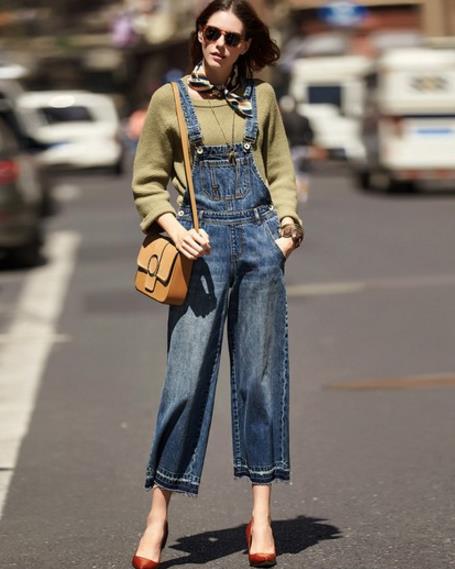 牛仔背带裤的多种搭配：青春减龄背带裤推荐