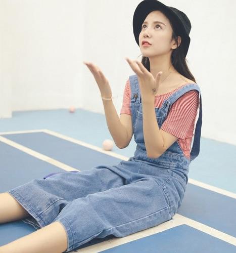 牛仔背带裤的多种搭配：青春减龄背带裤推荐