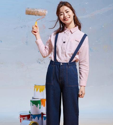 牛仔背带裤的多种搭配：青春减龄背带裤推荐