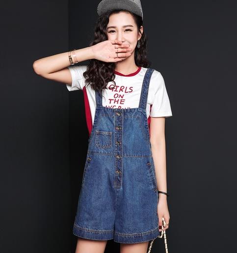 牛仔背带裤的多种搭配：青春减龄背带裤推荐