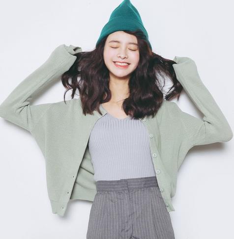 小背心搭配圆领纯色宽松针织衫：打造秋日暖暖气息