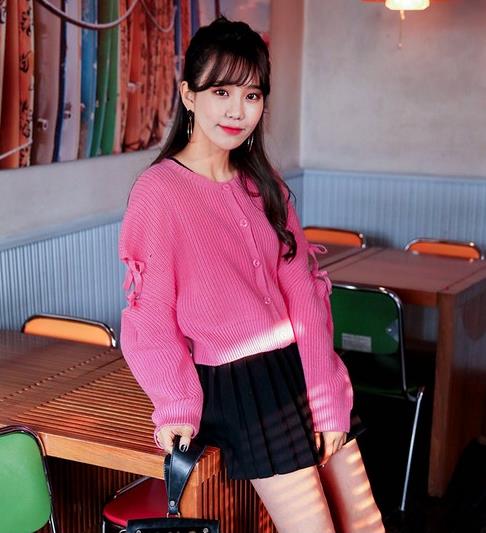 小背心搭配圆领纯色宽松针织衫：打造秋日暖暖气息