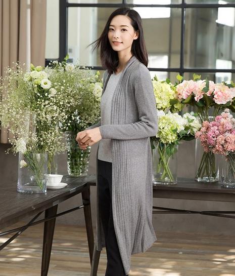 小背心搭配圆领纯色宽松针织衫：打造秋日暖暖气息