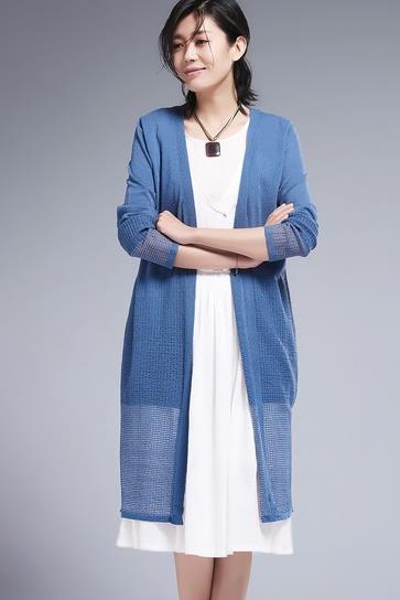 小背心搭配圆领纯色宽松针织衫:打造秋日暖暖气息 小背心搭配圆领纯色宽松针织衫:打造秋日暖暖气息