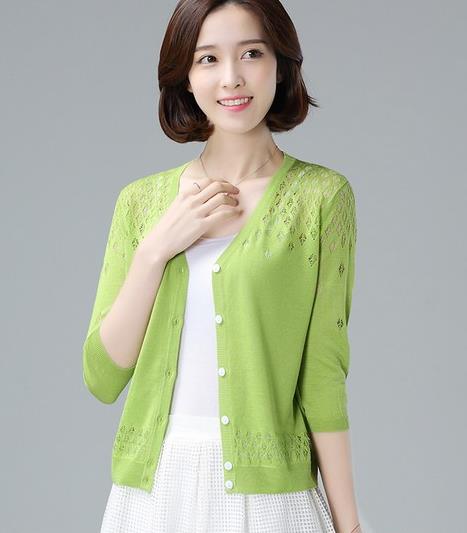 小背心搭配圆领纯色宽松针织衫:打造秋日暖暖气息 小背心搭配圆领纯色宽松针织衫:打造秋日暖暖气息