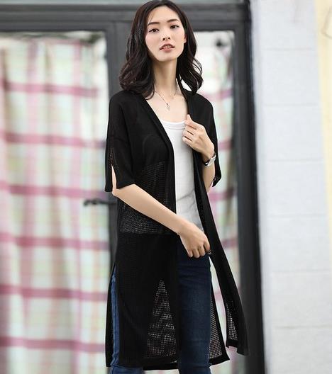 小背心搭配圆领纯色宽松针织衫:打造秋日暖暖气息 小背心搭配圆领纯色宽松针织衫:打造秋日暖暖气息