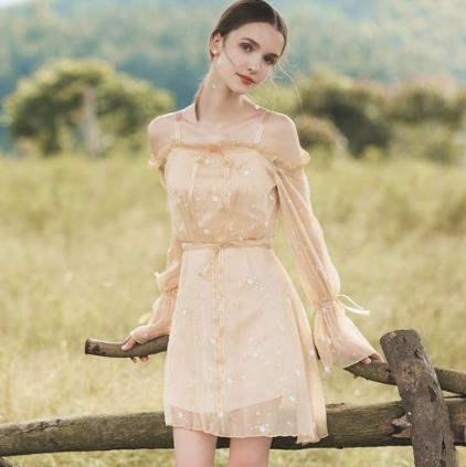 木耳边蕾丝连衣裙搭配:5款连衣裙典雅且浪漫 木耳边蕾丝连衣裙搭配:5款连衣裙典雅且浪漫