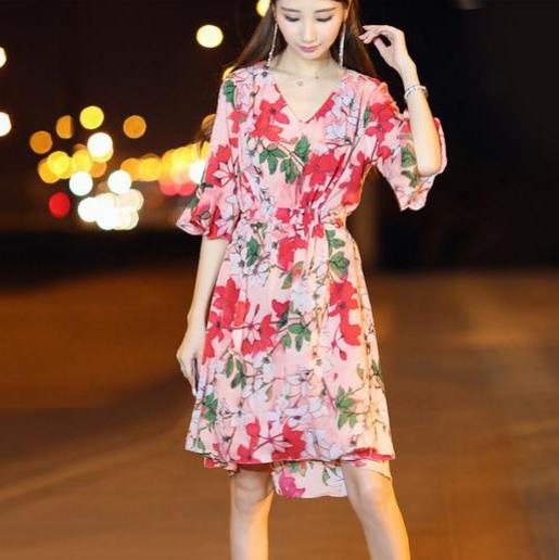 碎花雪纺连衣裙:最为经典不失时尚的款式(图) 碎花雪纺连衣裙:最为经典不失时尚的款式(图)