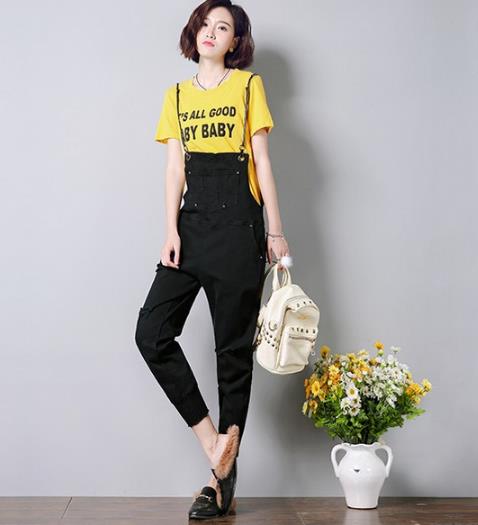 T恤搭配背带宽松牛仔长裤:打造小清新复古风 T恤搭配背带宽松牛仔长裤:打造小清新复古风