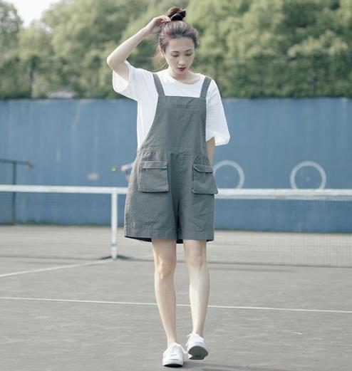 T恤搭配背带宽松牛仔长裤：打造小清新复古风