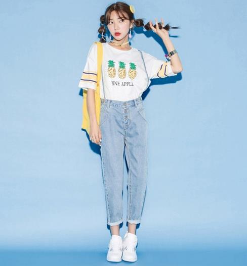 T恤搭配背带宽松牛仔长裤：打造小清新复古风