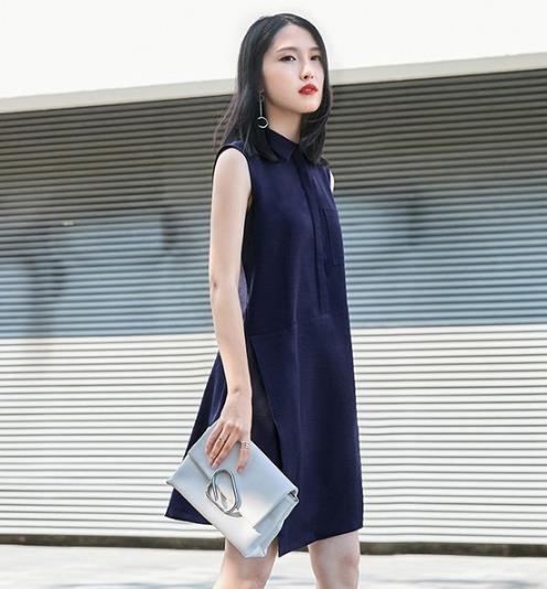 手拿包搭配拼接无袖衬衫裙：衬衫裙彰显典雅女人味