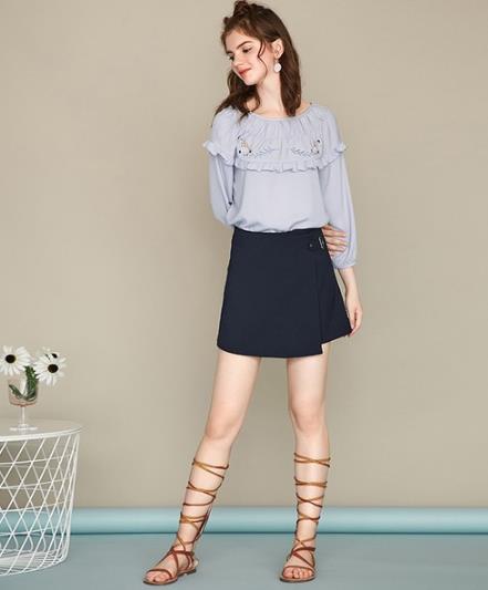 牛仔裤搭配荷叶边露肩长袖衫:显瘦时尚甜美范 牛仔裤搭配荷叶边露肩长袖衫:显瘦时尚甜美范