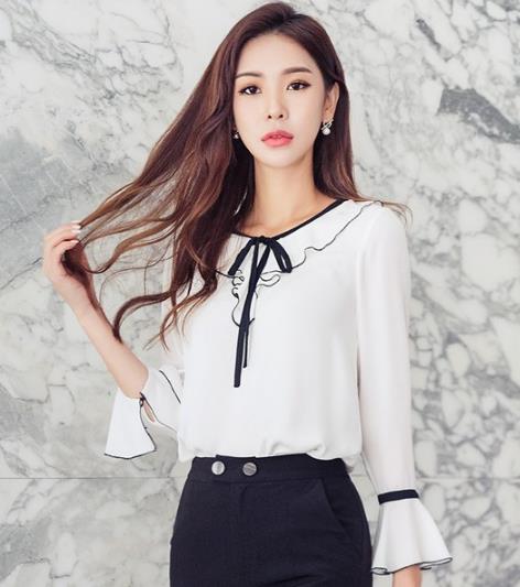 牛仔裤搭配荷叶边露肩长袖衫:显瘦时尚甜美范 牛仔裤搭配荷叶边露肩长袖衫:显瘦时尚甜美范