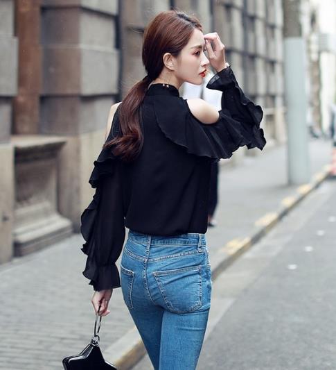 牛仔裤搭配荷叶边露肩长袖衫：显瘦时尚甜美范