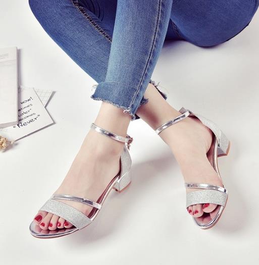 条纹长裤搭配真皮粗跟凉鞋:打造清凉夏日(图) 条纹长裤搭配真皮粗跟凉鞋:打造清凉夏日(图)