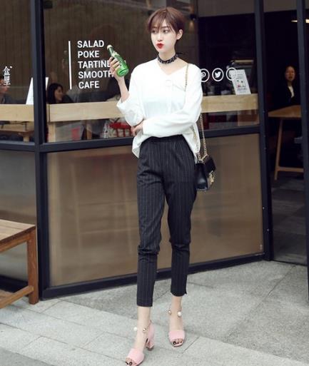 条纹长裤搭配真皮粗跟凉鞋：打造清凉夏日（图）