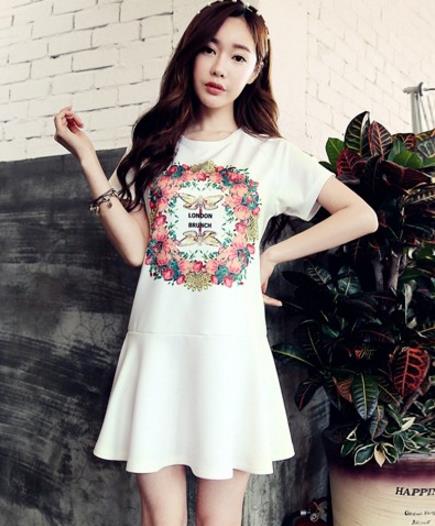 纺衫搭配碎花百褶短裙：彰显青春田园风格