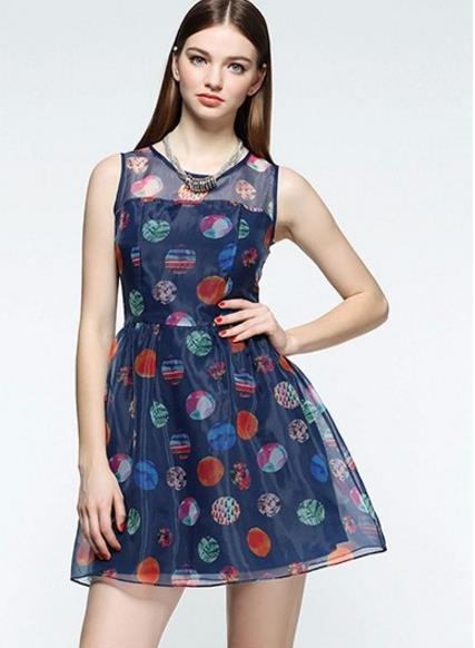 纺衫搭配碎花百褶短裙：彰显青春田园风格