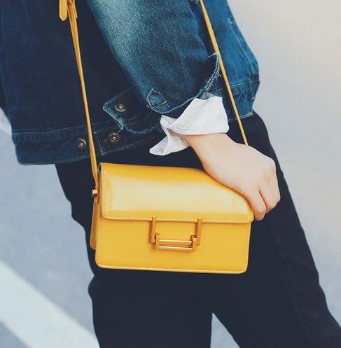 真皮迷你机车包的多种搭配：打造高冷轻奢路线