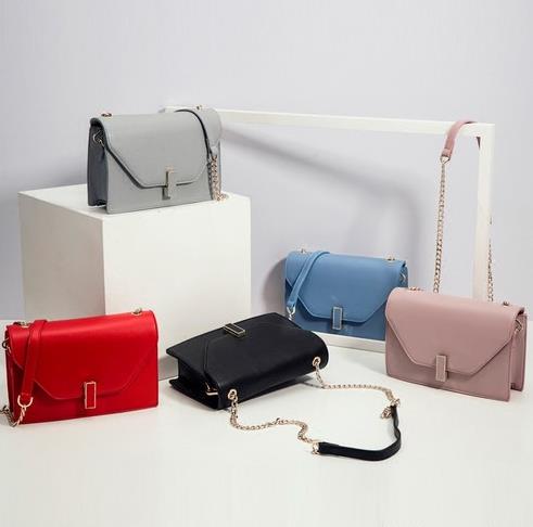 真皮迷你机车包的多种搭配：打造高冷轻奢路线