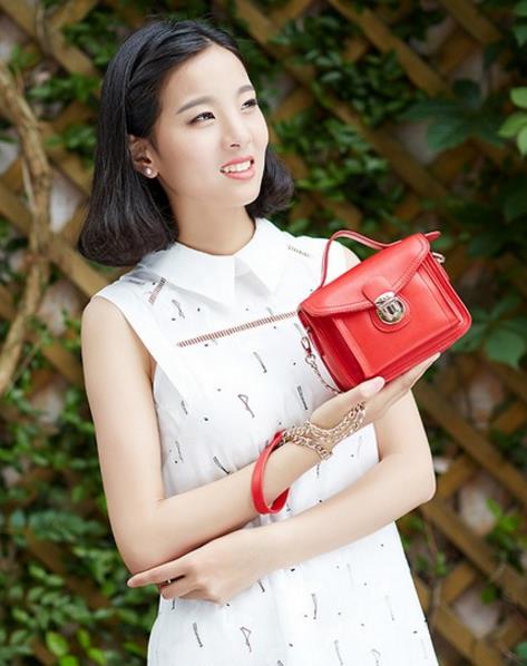 格纹链条羊皮迷你包搭配：高雅浪漫迷你包推荐