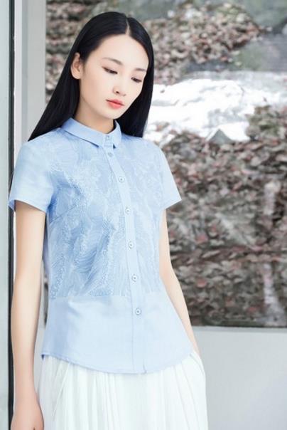 百褶裙搭配文艺范绣花棉麻衬衣：清新经典文艺范